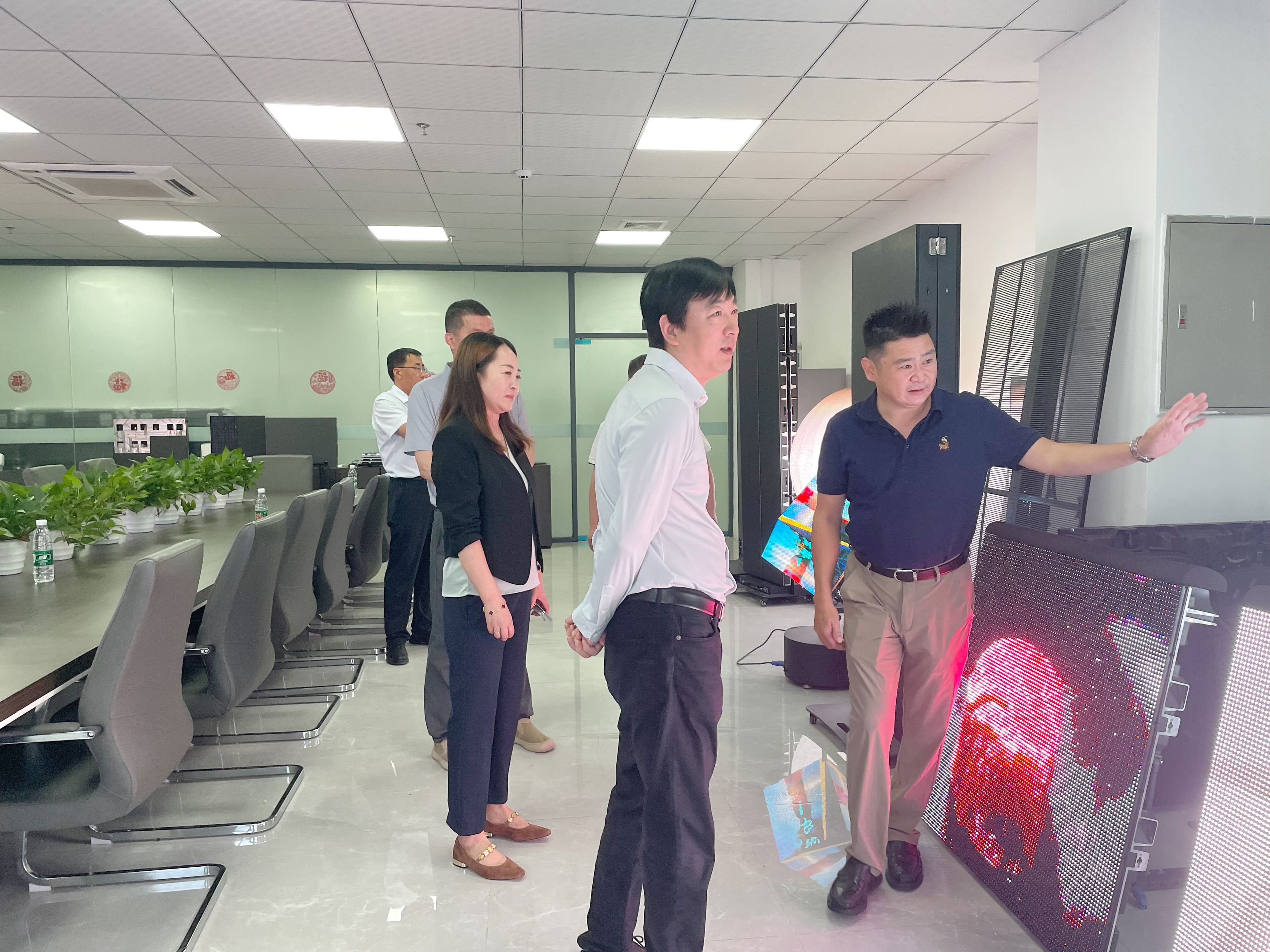 Ye Shengqiang, Secretary of the Long County Party Committee in Shaanxi, and his delegation visited Aorui Optoelectronics for an on-site inspection and guidance!